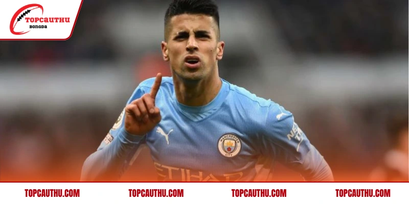 Tiêu chí đánh giá cầu thủ biên phải xuất sắc nhất