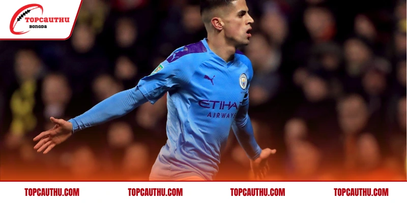 Tiêu chí xếp hạng hậu vệ cánh phải hay nhất hiện tại